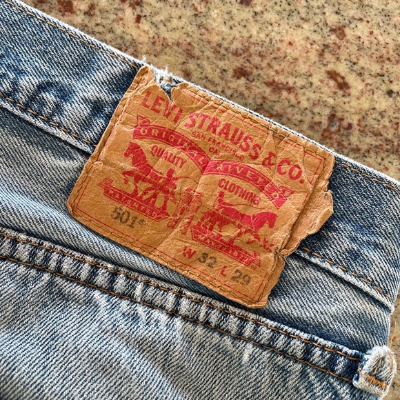 Levi's 501 Button Fly Medium Wash 100% Cotton Perfectly Broken In & Distressed!! - Picture 2 of 16